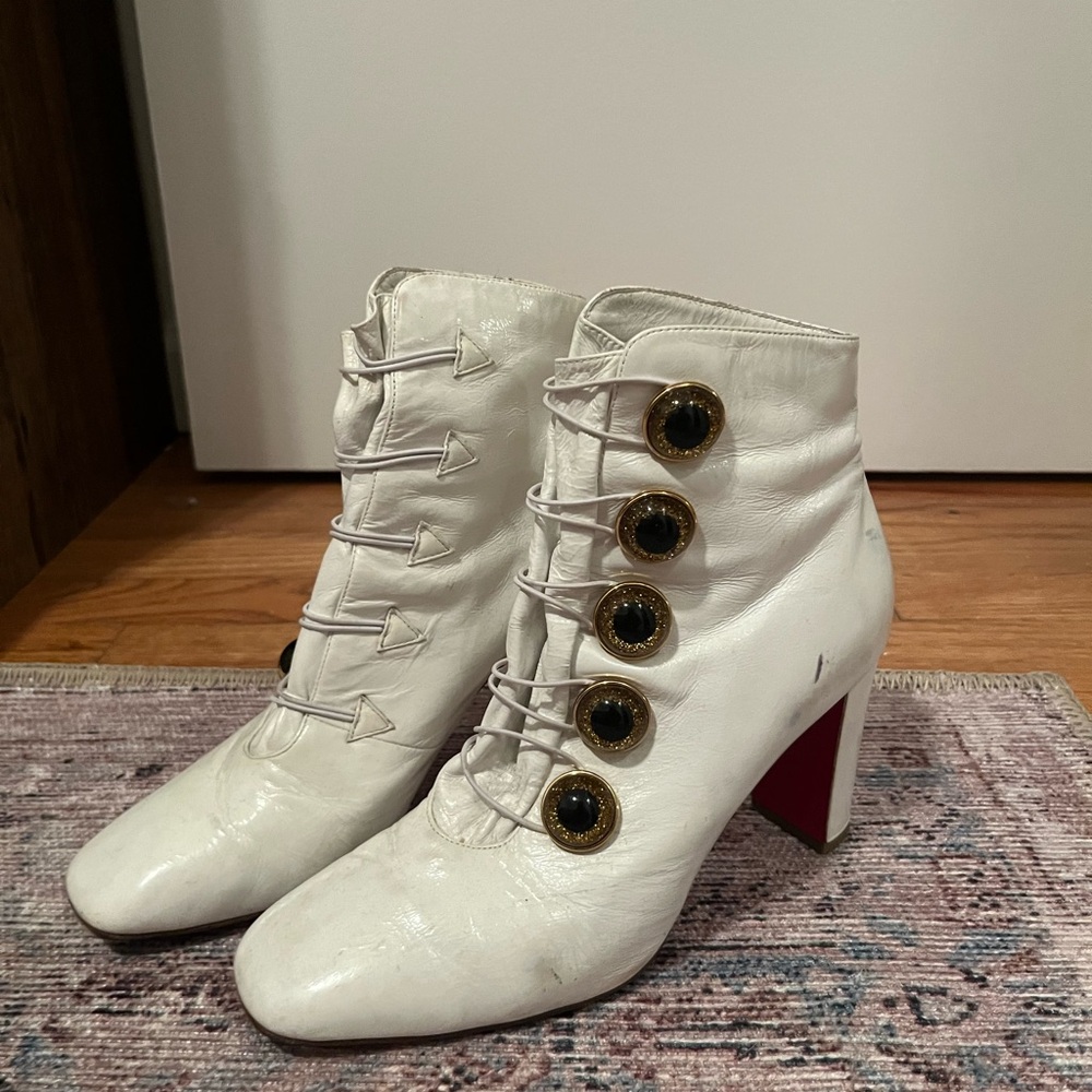 Elegant White Ankle Boots with Button Detail